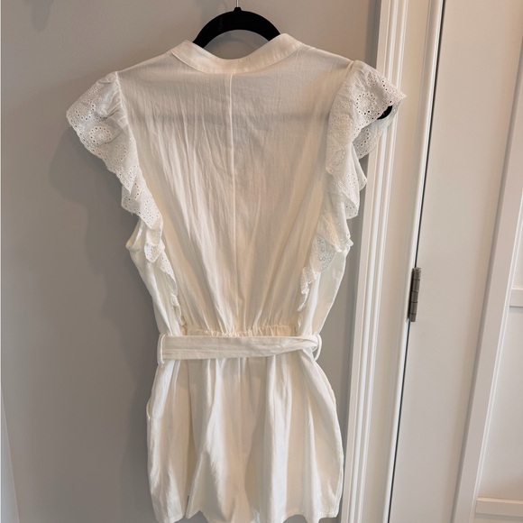 AQUA White Eyelet Flutter Sleeve Tie-Waist Romper, size Medium - Picture 4 of 6